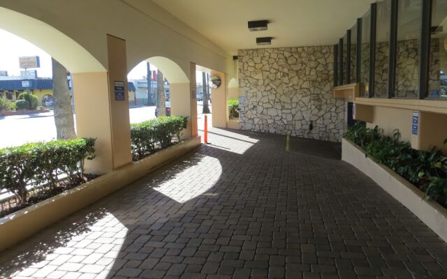 Отель Days Inn by Wyndham Hollywood Near Universal Studios вид на фасад
