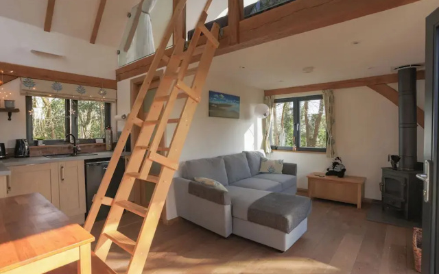 Woodland Cabin Retreat in Alfriston - hot tub