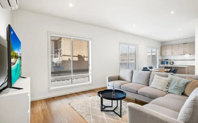 Bright 2-bed Flat With Balcony in Kensington