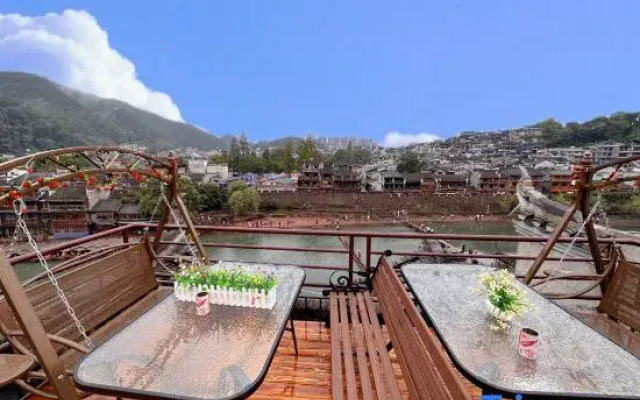 Phoenix Yixiao Qingcheng River View Homestay