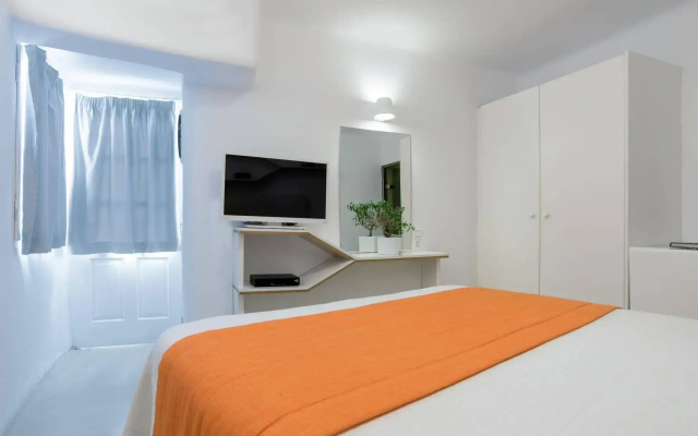 Sun Rocks Boutique Hotel | Caldera View Suites & Sunset Dining Experience