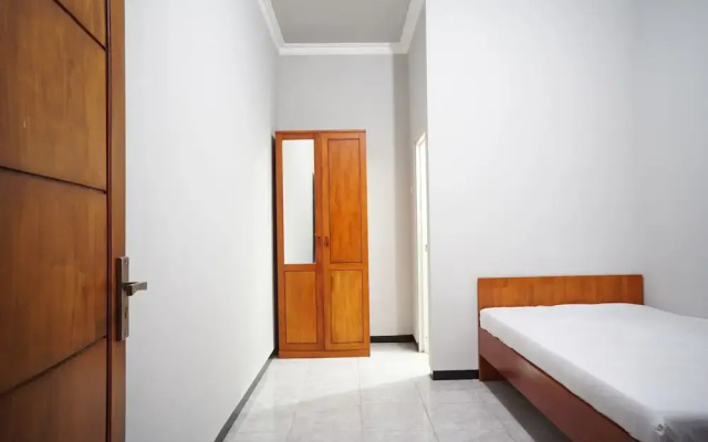 OYO Life 93045 Kost Putra Bu Ketut