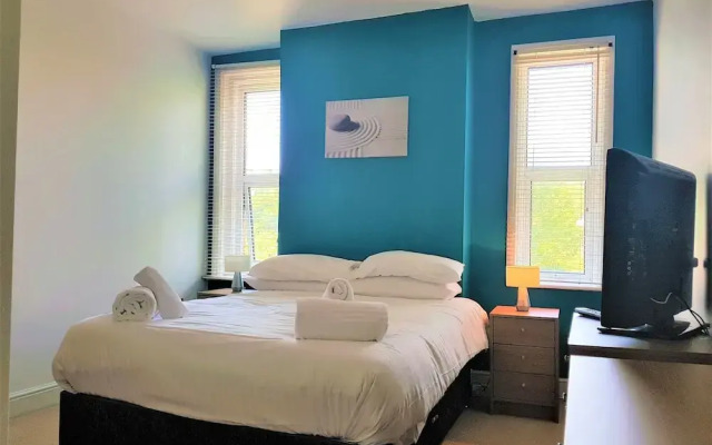OYO Bath Road Apartments