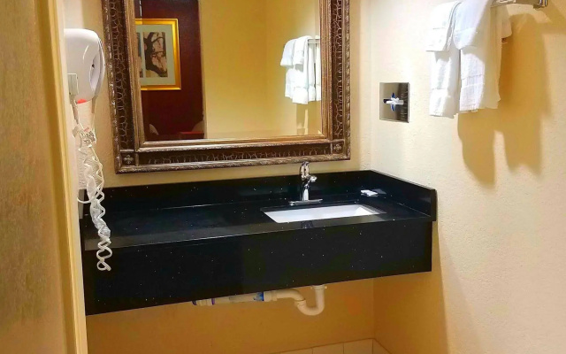 Red Roof Inn & Suites Houston - Hobby Airport