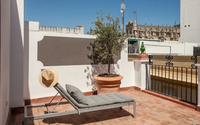 Tomás de Ibarra Pool & Luxury Apartments