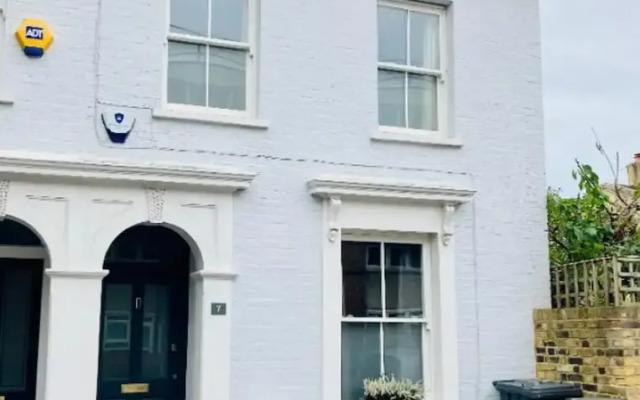 Charming 3-bed House in London