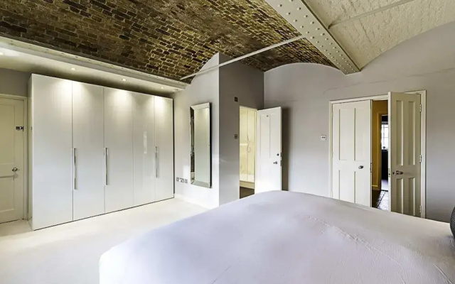 Charming Home in St Katharine Docks