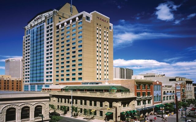 Отель Hyatt Regency Calgary Канада, Калгари - отзывы, цены и фото номеров - забронировать отель Hyatt Regency Calgary онлайн вид на фасад