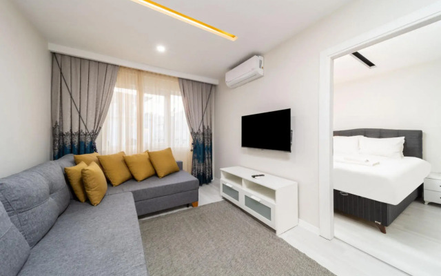Modern and Central Flat Near Beach in Muratpasa