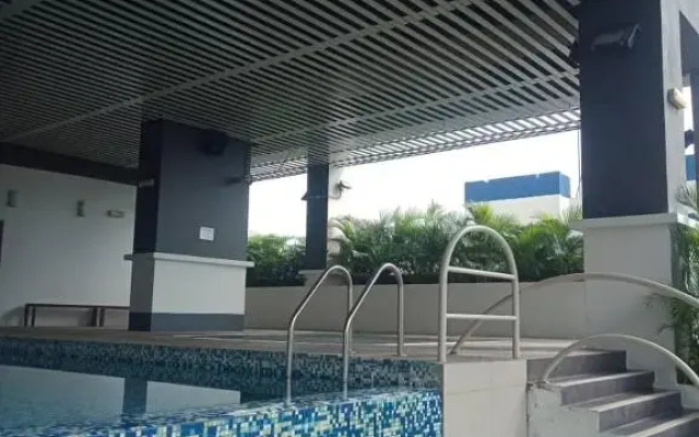 VUE RESIDENCES SERVICE SUITE 8 Pax