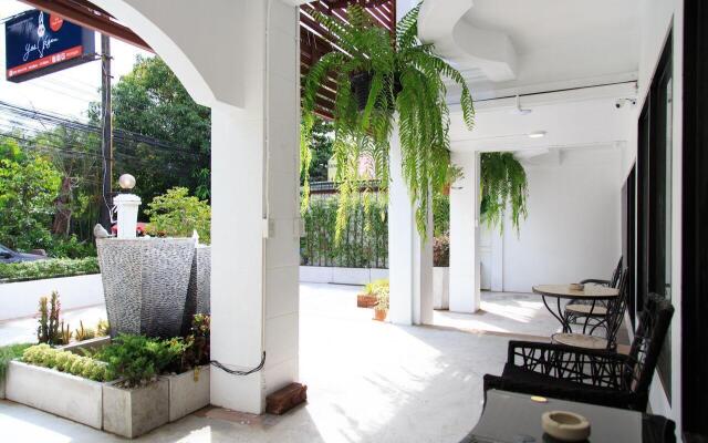 Отель Yes Vegan Hostel Pattaya - Adults Only Таиланд, Паттайя - отзывы, цены и фото номеров - забронировать отель Yes Vegan Hostel Pattaya - Adults Only онлайн вид на фасад