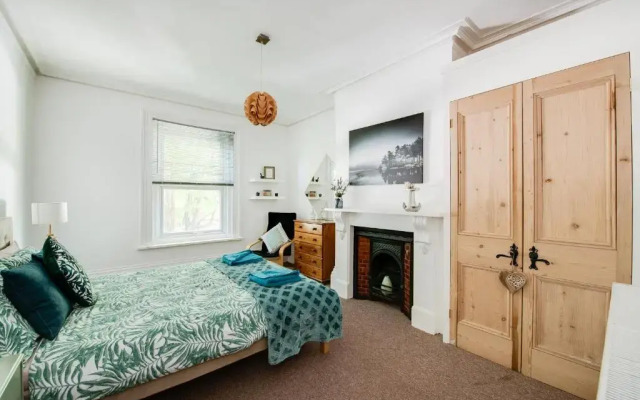 Great family flat just 10 mins walk to beach