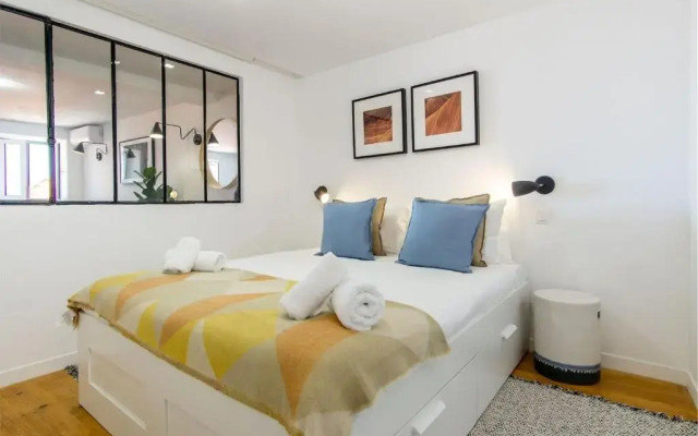 Lovelystay - Turquoise River View I