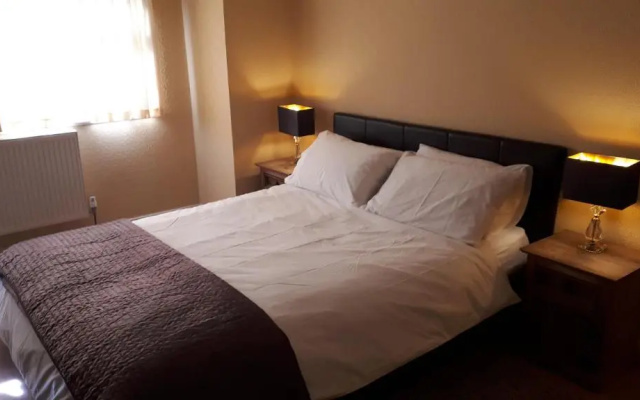 Semi-rural House - Sleeps 7 - Pet- Parking- Garden