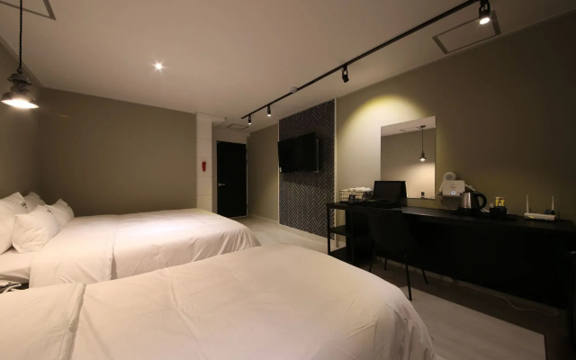 Gupo Station Almond Hotel