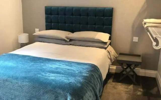 Unique One Bed Contemporary Bungalow Town Centre