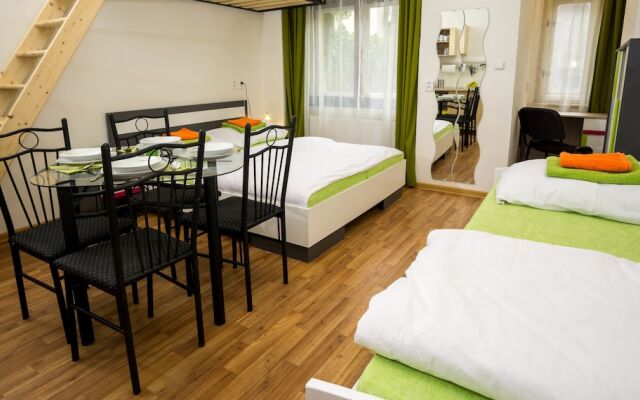 Апартаменты Flying Bed Apartment close to Castle Прага комната для гостей