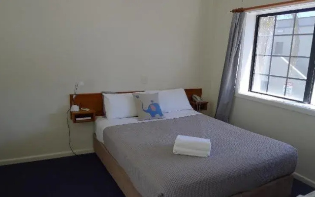 Watersedge Motel