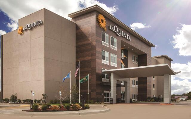 Отель La Quinta Inn & Suites by Wyndham Raleigh Downtown North США, Роли - отзывы, цены и фото номеров - забронировать отель La Quinta Inn & Suites by Wyndham Raleigh Downtown North онлайн вид на фасад