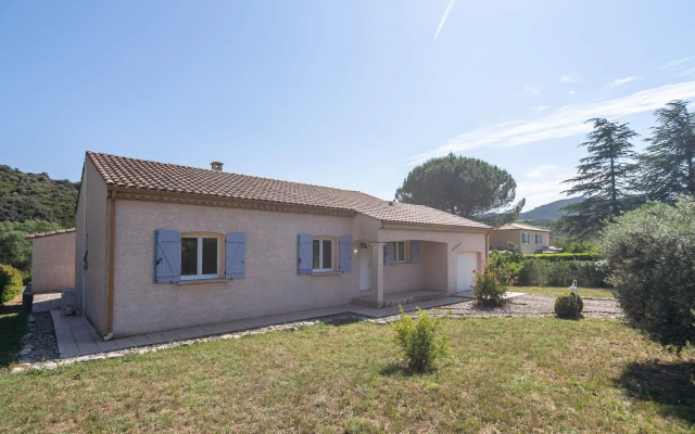 Spacious Villa in Roquebrun with Swimming Pool