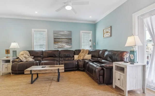 Family-friendly Pensacola Home < 1 Mi to Beach!