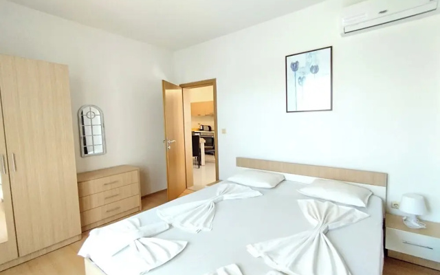 Seaside 1 BR Apartment With Balcony, up to 4 Pax