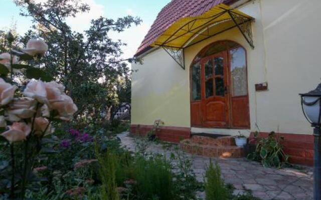 Отель Jamilya B&B Кыргызстан, Каракол - отзывы, цены и фото номеров - забронировать отель Jamilya B&B онлайн вид на фасад