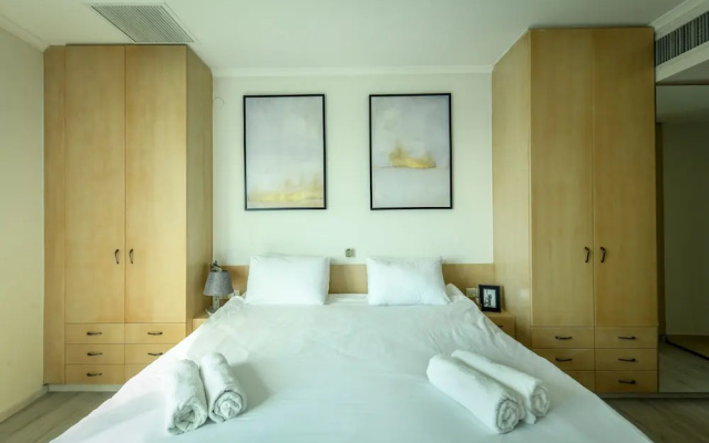Awesome 2BR apt Balcony & pool access
