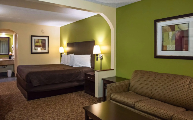 Rodeway Inn & Suites Clarksville near Governors Square Mall