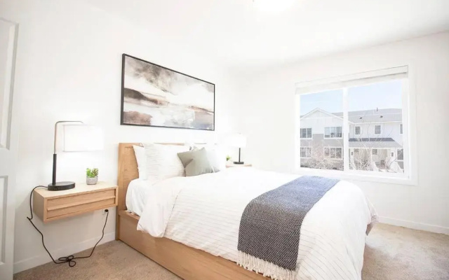 Luxurious 3 Bedroom Townhouse Free Parking and Wifi