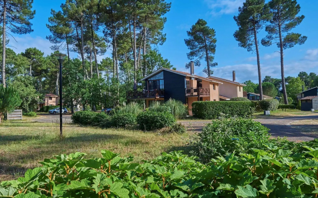 Luxurious ground-floor villa on castle estate with fireplace