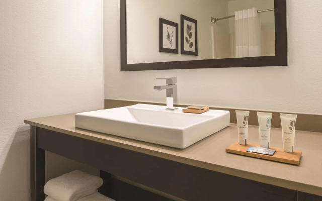 Country Inn & Suites by Radisson, Waterloo, IA