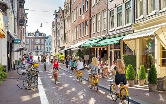 Houseboat studio with canalview and free bikes
