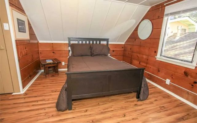 Lakeside Cabin 9