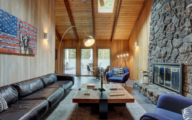 2 Pioneer Home features Brand New Hot Tub and Bikes to Explore Sunriver by RedAwning