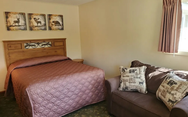 Riverbank Motel and Cabins