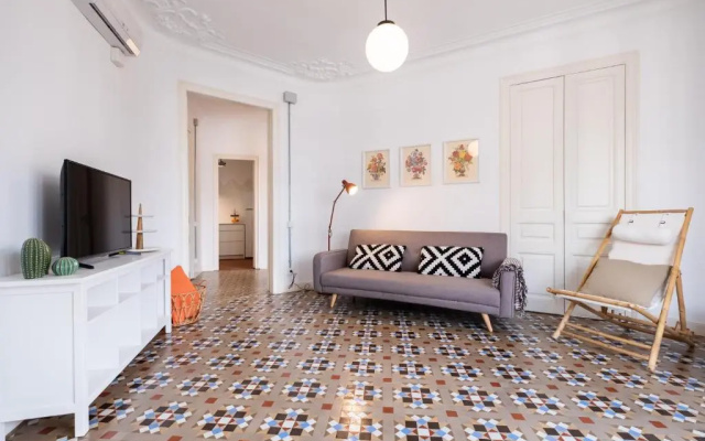 Sunny and Modernist apartment for groups in center