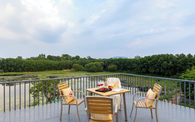 ELIVAAS Lakemount | 2 BHK with Pvt Pool at Fatehsagar Lake