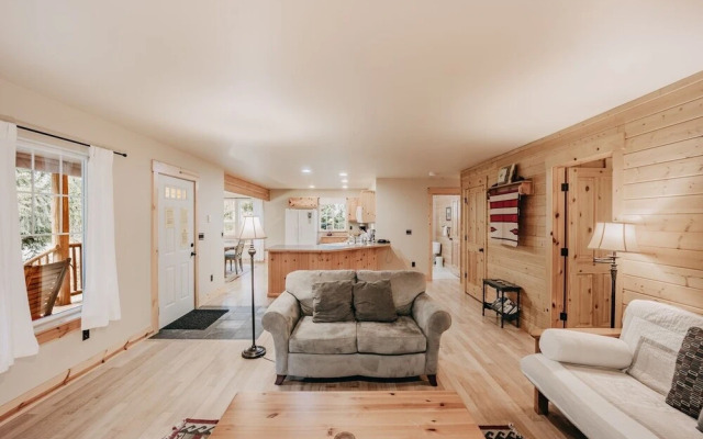 95gs - Hot Tub - Wifi - Pets Ok - Sleeps 4 2 Bedroom Home by RedAwning