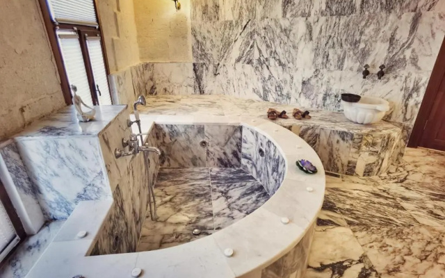 La Perla Cave Hotel