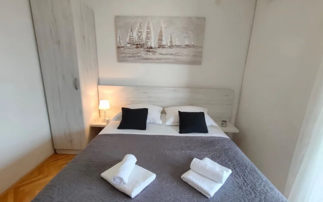 A4 Beachfront apt With big Terrace and sea View