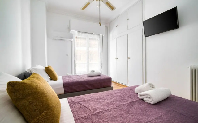 Sunny 2 Bedroom Cozy Apartment View of Parthenon