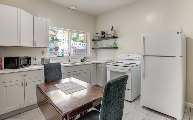 Walkable Dtwn Oakland Apt w/ Shared Rooftop!