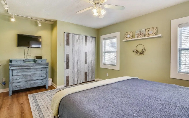 A Bended Oak Bungalow by Ryson Vacation Rentals