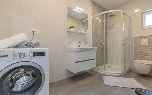 Beautiful Apartment in Makarska With 3 Bedrooms and Wifi