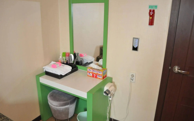 Goodstay Jeonju Wooshin Hotel