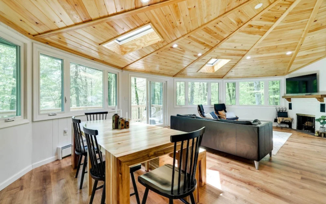 Private Deck & Grill: Pocono Pines Retreat!