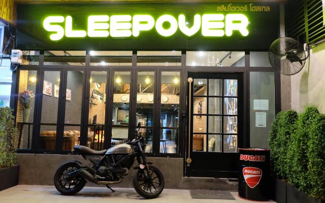 Sleepover Hostel Bangkok Бангкок вид на фасад