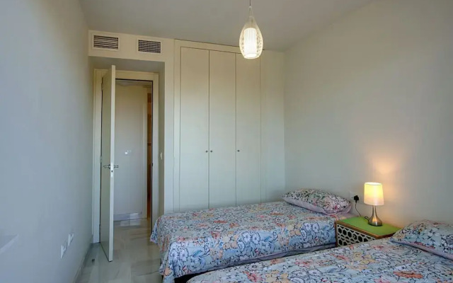 Beachside Apartment With Pool