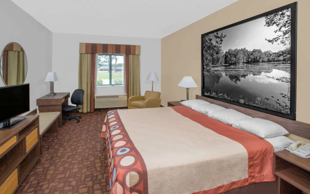 Super 8 by Wyndham Three Rivers